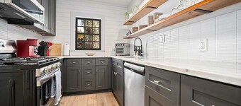 Lovely 4-bedroom modern cottage in tranquil Midtown Mobile