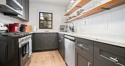 Lovely 4-bedroom modern cottage in tranquil Midtown Mobile