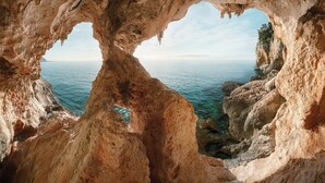Una formació rocosa natural amb l'entrada d'una cova.