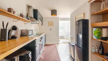 Kühlschrank, Mikrowelle, Ofen, Geschirrspüler