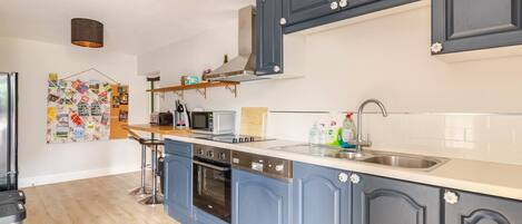 Geladeira, micro-ondas, fogão, lava-louças