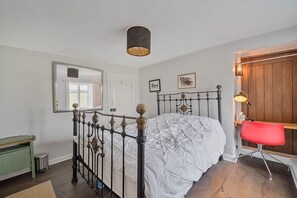 Bureau, fer et planche à repasser, Wi-Fi, draps fournis