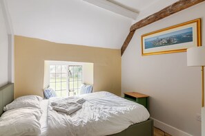 Desk, iron/ironing board, WiFi, bed sheets - Quiet alternative to a hotel - Furzen Farmhouse (Gloucestershire)