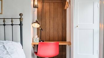 Desk, iron/ironing board, WiFi, bed sheets