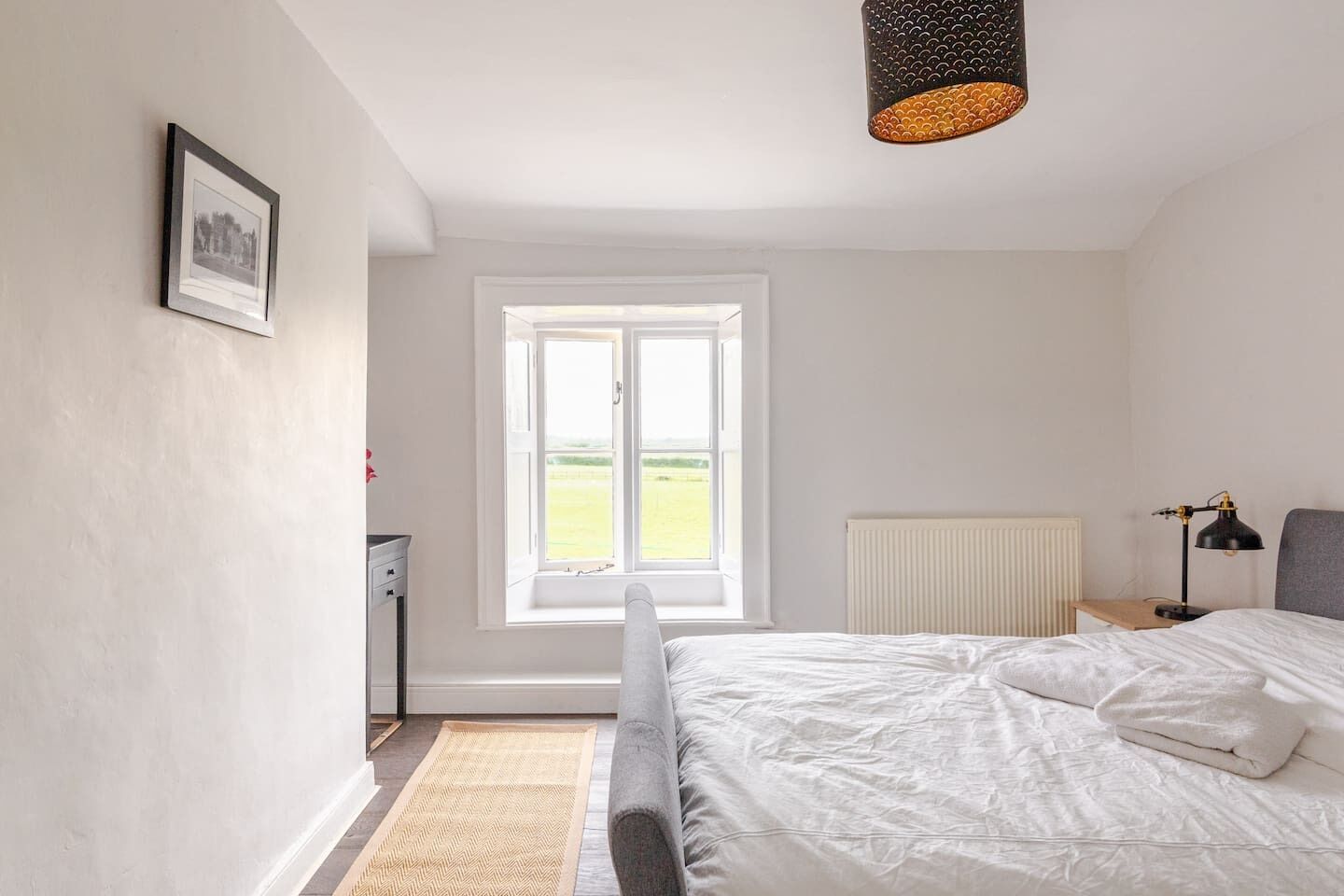 Desk, iron/ironing board, WiFi, bed sheets