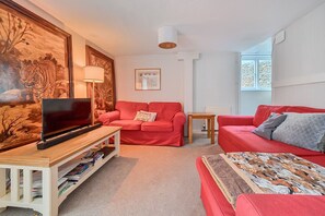 TV - Charming countryside retreat with luxury shared spaces (Gloucestershire)