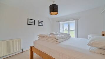 Een bureau, een strijkplank/strijkijzer, wifi, beddengoed