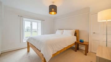 Escritorio, tabla de planchar con plancha, wifi y ropa de cama