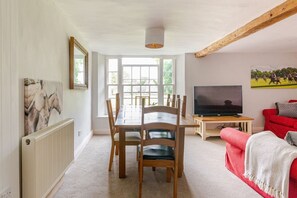 TV - Charming countryside retreat with luxury shared spaces (Gloucestershire)