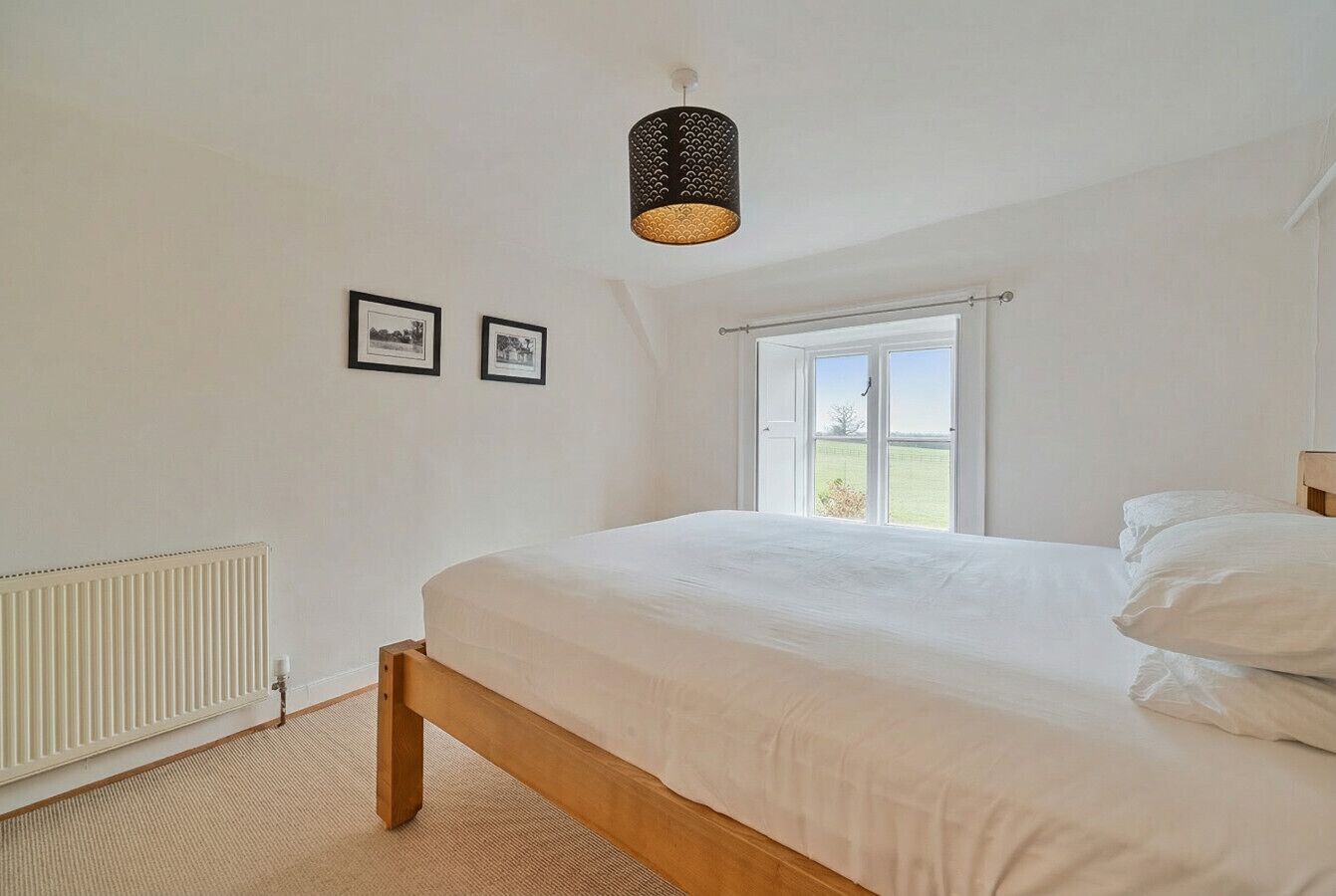 Een bureau, een strijkplank/strijkijzer, wifi, beddengoed