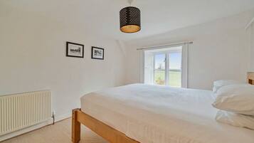 Een bureau, een strijkplank/strijkijzer, wifi, beddengoed