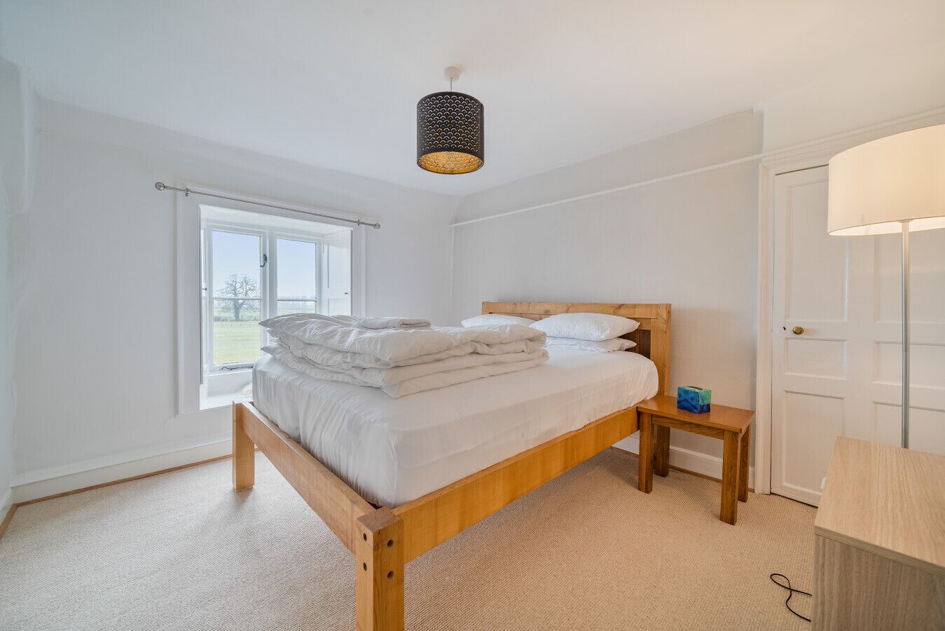 Een bureau, een strijkplank/strijkijzer, wifi, beddengoed