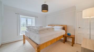 Een bureau, een strijkplank/strijkijzer, wifi, beddengoed