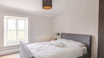 Desk, iron/ironing board, WiFi, bed sheets