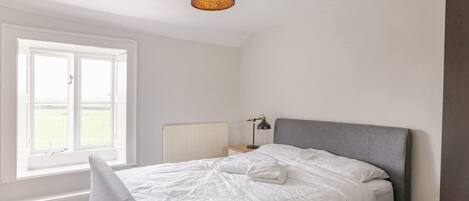 Desk, iron/ironing board, WiFi, bed sheets