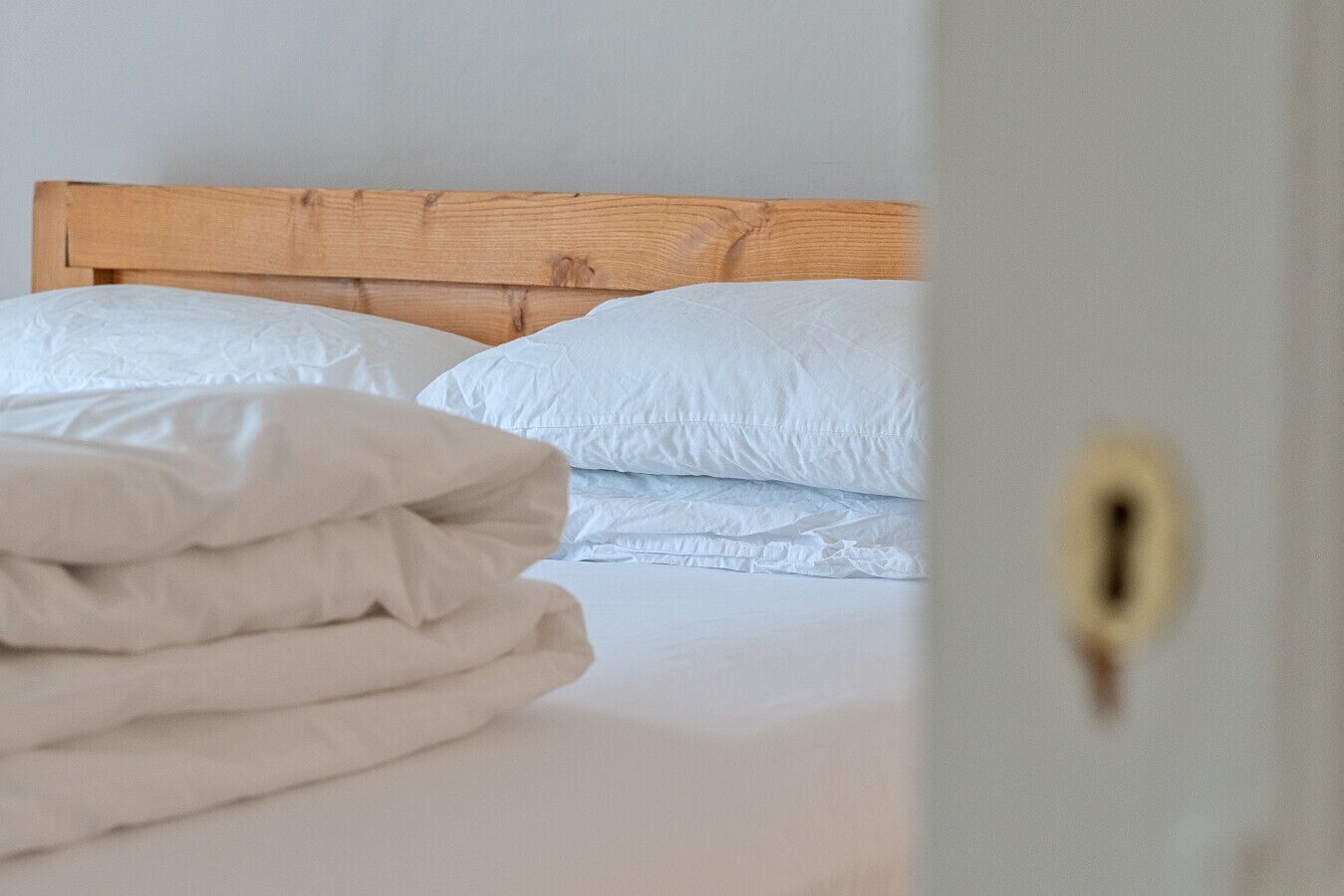 Een bureau, een strijkplank/strijkijzer, wifi, beddengoed