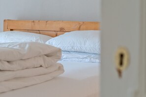 Desk, iron/ironing board, WiFi, bed sheets - Charming countryside retreat with luxury shared spaces (Gloucestershire)