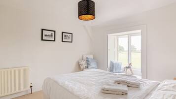 Skrivbord, strykjärn/strykbräda, wi-fi och sängkläder