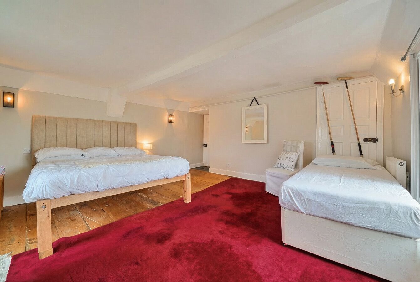 Desk, iron/ironing board, WiFi, bed sheets