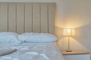 Escrivaninha, ferros/tábuas de passar roupa, Wi-Fi, roupa de cama