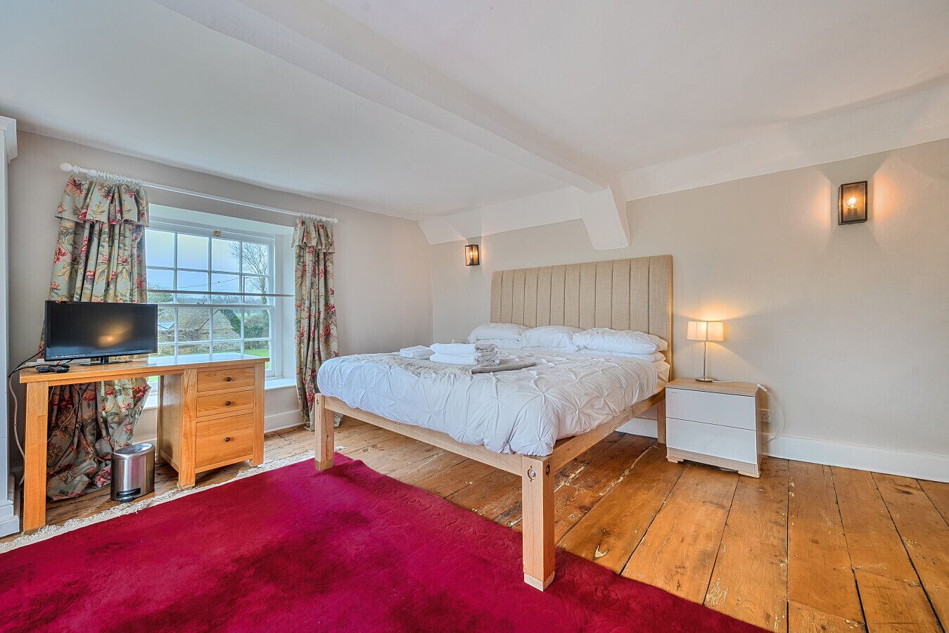 Een bureau, een strijkplank/strijkijzer, wifi, beddengoed