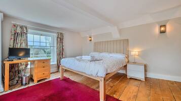 Een bureau, een strijkplank/strijkijzer, wifi, beddengoed