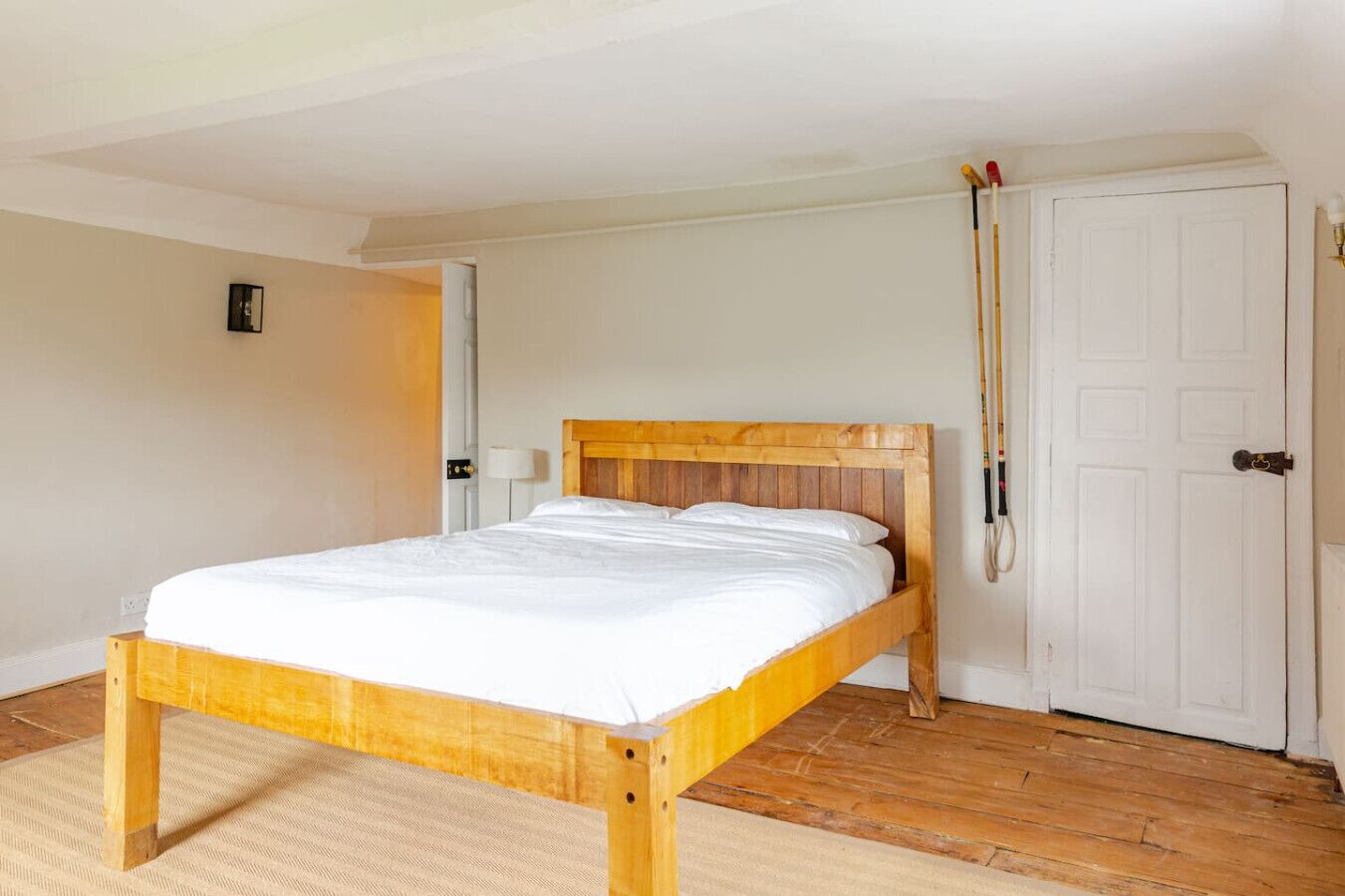 Desk, iron/ironing board, WiFi, bed sheets