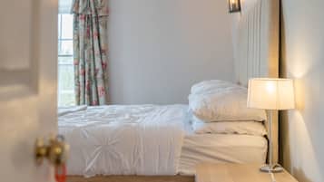 Desk, iron/ironing board, WiFi, bed sheets