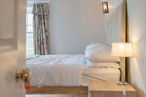 Desk, iron/ironing board, WiFi, bed sheets - Triple Room with Office and Private Bathroom (South Cerney)