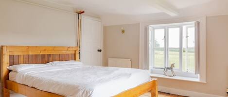 Desk, iron/ironing board, WiFi, bed sheets