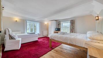 Een bureau, een strijkplank/strijkijzer, wifi, beddengoed