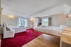 Desk, iron/ironing board, WiFi, bed sheets