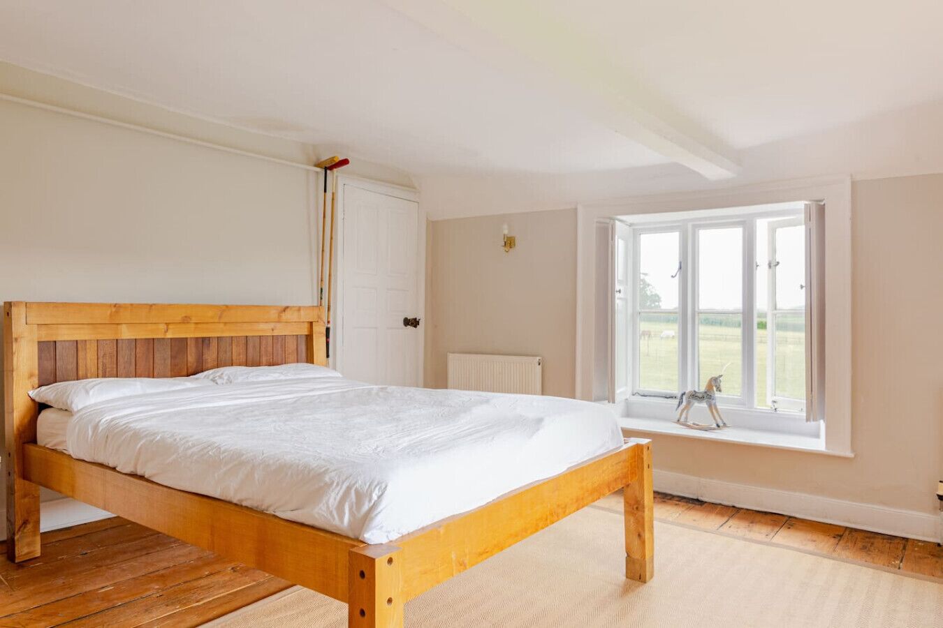 Desk, iron/ironing board, WiFi, bed sheets