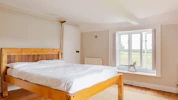 Bureau, fer et planche à repasser, Wi-Fi, draps fournis