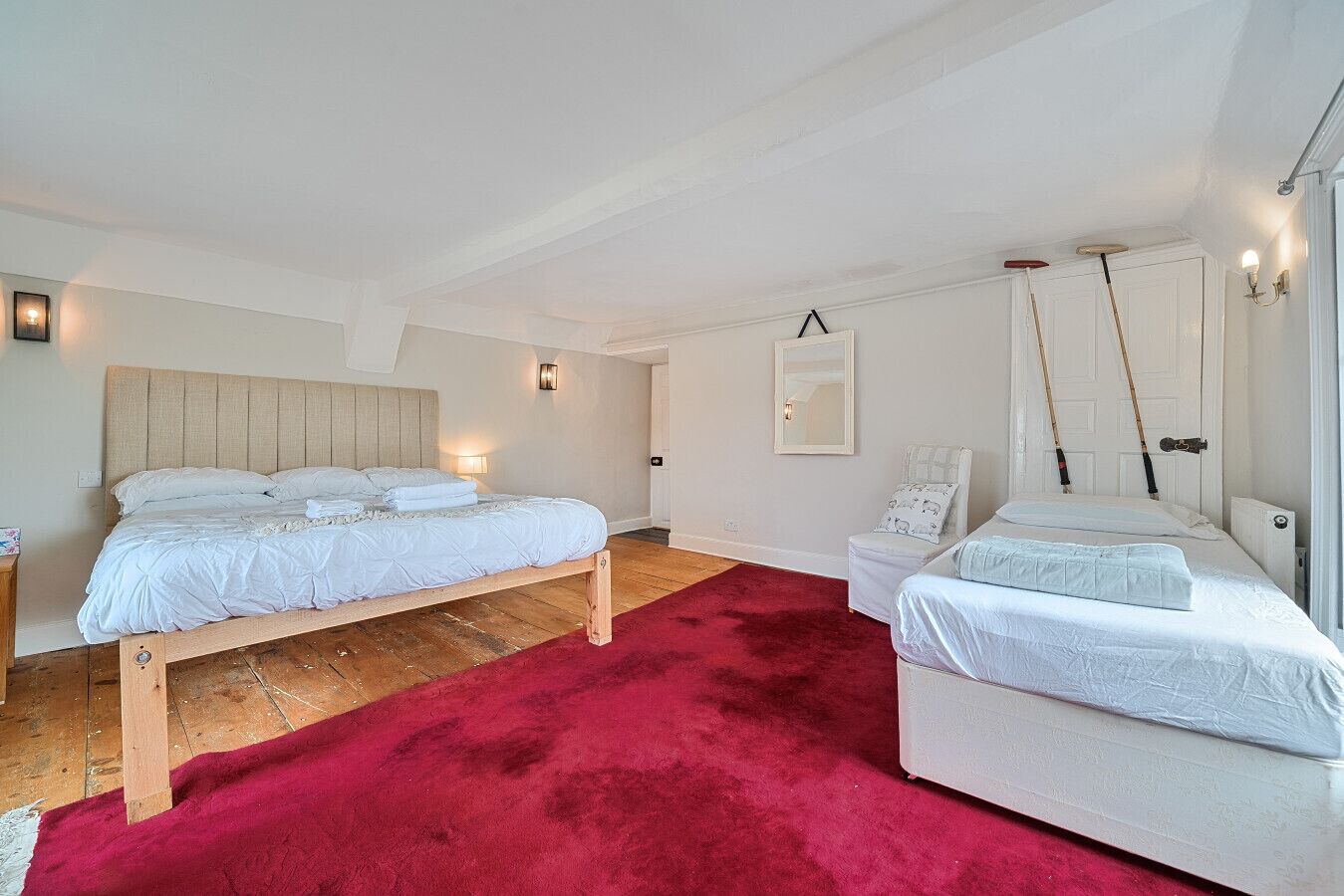 Een bureau, een strijkplank/strijkijzer, wifi, beddengoed