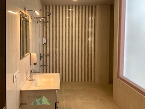 Shower, towels - The Croft Bnb (Shimla)