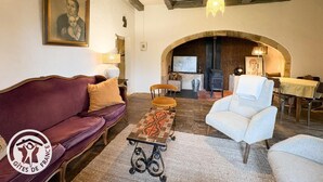 Una sala de estar acogedora con chimenea, un sofá, un sillón y una mesita de centro.