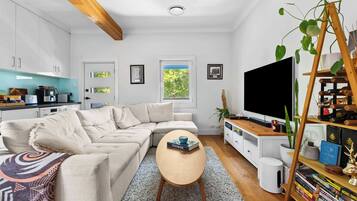 Una televisión, una oficina