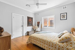 2 bedrooms, iron/ironing board, WiFi, bed sheets - Bondi Apartment in Boutique Beach-House Style Building (Bondi Beach)