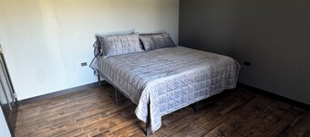 Cozy 1-bedroom cabin in beautiful Racine with AC breeze