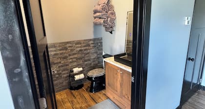 Cozy 1-bedroom cabin in beautiful Racine with AC breeze