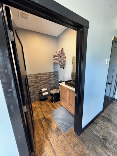 Cozy 1-bedroom cabin in beautiful Racine with AC breeze