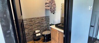 Cozy 1-bedroom cabin in beautiful Racine with AC breeze