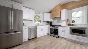 Frigorífico, microondas, horno y placa de cocina