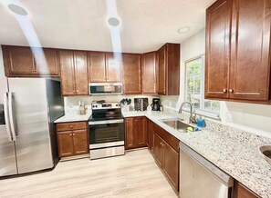 Microwave, oven, stovetop, dishwasher - Cary/Raleigh-5 RM-2 K.Beds-2 Living RM-Fenced Yard (Cary)