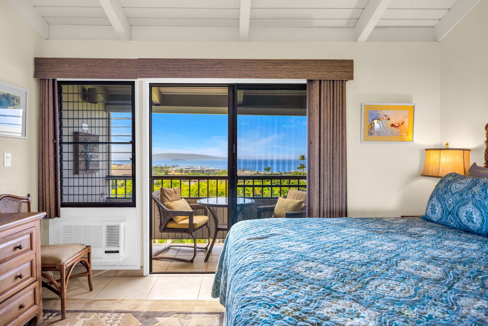 Desk, iron/ironing board, WiFi, bed sheets