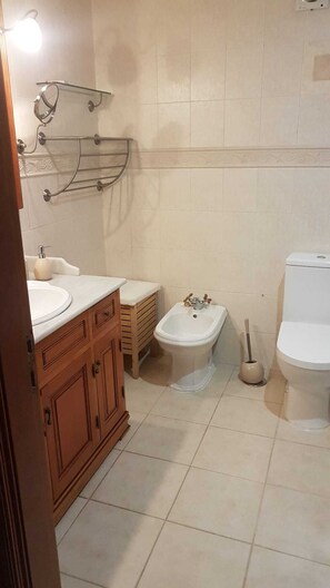 Dusche, Bidet, Handtücher