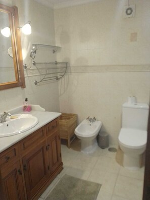 Dusche, Bidet, Handtücher