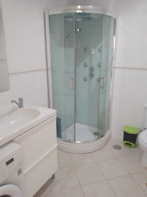 Dusche, Bidet, Handtücher