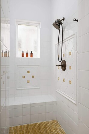 Shower, hair dryer, towels, shampoo - Ocean View 4 Bedroom Home (Carlsbad)